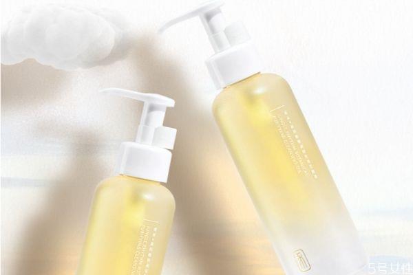 卸妆油需要乳化多久 卸妆油乳化了还可以用吗 卸妆油需要乳化多久 卸妆油乳化了还可以用吗