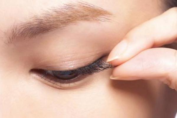 戴假睫毛对眼睛有害吗 假睫毛会伤害真睫毛吗 戴假睫毛对眼睛有害吗 假睫毛会伤害真睫毛吗