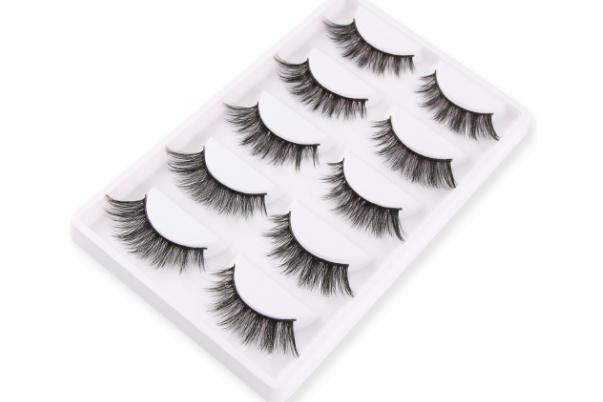 戴假睫毛对眼睛有害吗 假睫毛会伤害真睫毛吗 戴假睫毛对眼睛有害吗 假睫毛会伤害真睫毛吗