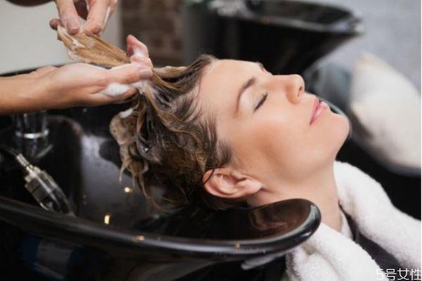 烫头发了几天可以洗头 烫了头发第二天能洗吗 烫头发了几天可以洗头 烫了头发第二天能洗吗