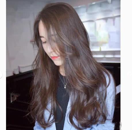 千万不要自己尝试泡沫染发剂，不然你会爱上它，发色显白更省钱