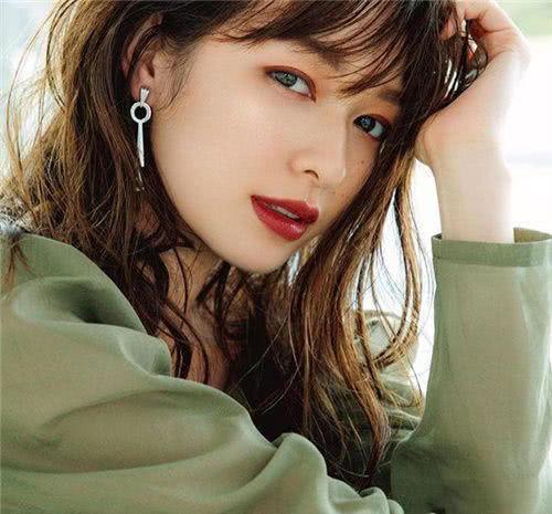 千万不要自己尝试泡沫染发剂，不然你会爱上它，发色显白更省钱