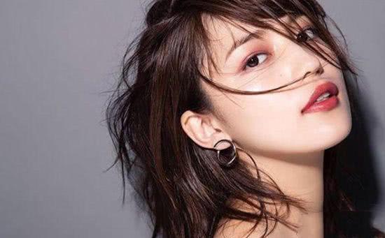 千万不要自己尝试泡沫染发剂，不然你会爱上它，发色显白更省钱