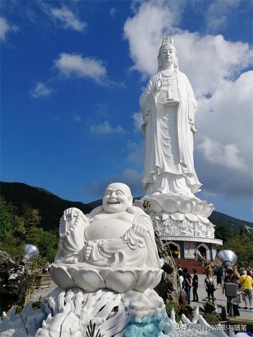 越南山茶半岛距岘港13公里,有山有海有寺庙,还有一尊超大观音像