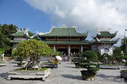 越南山茶半岛距岘港13公里,有山有海有寺庙,还有一尊超大观音像