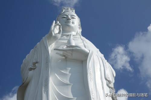 越南山茶半岛距岘港13公里,有山有海有寺庙,还有一尊超大观音像