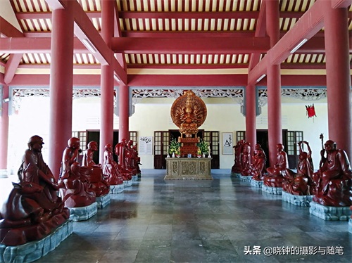 越南山茶半岛距岘港13公里,有山有海有寺庙,还有一尊超大观音像