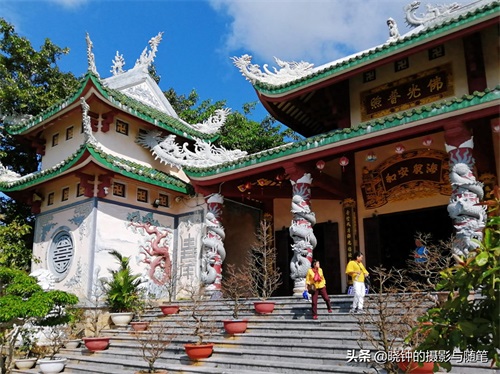 越南山茶半岛距岘港13公里,有山有海有寺庙,还有一尊超大观音像