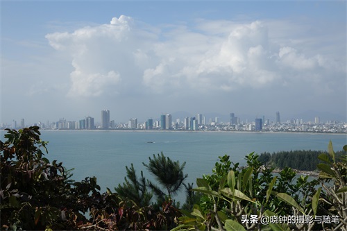 越南山茶半岛距岘港13公里,有山有海有寺庙,还有一尊超大观音像