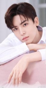 ​侯明昊：从小在部队大院长大，学习手风琴长达八年，多次获一等奖