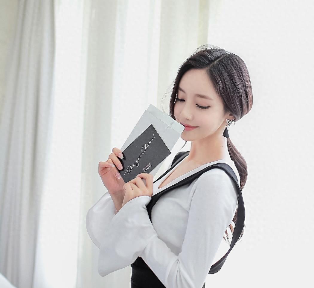 孙允珠:黑色人鱼裙摆美式背带衣裙