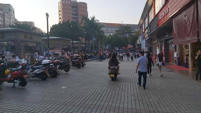 到深圳公明商业中心地带逛，感受公明的繁华街道