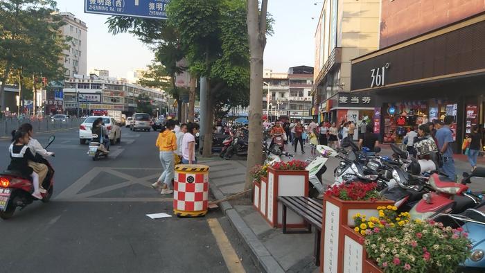 到深圳公明商业中心地带逛，感受公明的繁华街道