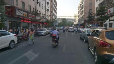 到深圳公明商业中心地带逛，感受公明的繁华街道