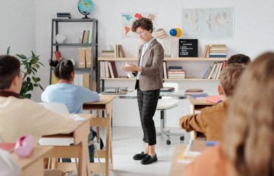 ​高校的大学老师本科学历，工作收入和待遇曝光，工作优势如何