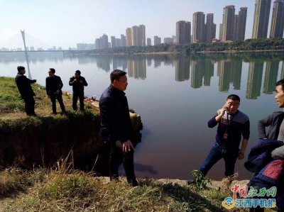 ​鹰潭信江河出现不明红色液体 环保等部门正在调查处理