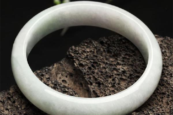 豆种翡翠有几种颜色 豆种翡翠有紫色的吗 豆种翡翠有几种颜色 豆种翡翠有紫色的吗