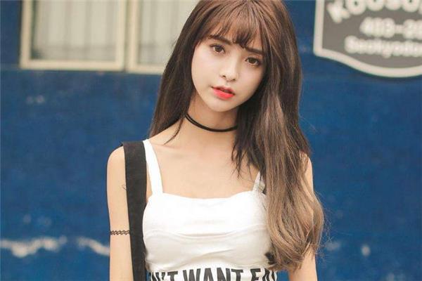 草莓型身材适合穿圆领衣服吗 草莓型身材适合穿背心吗