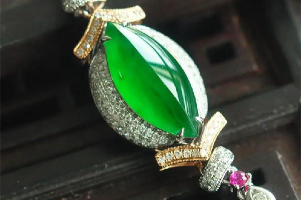 翡翠吊坠会越戴越透吗 翡翠吊坠养人还是黄金养人 翡翠吊坠会越戴越透吗 翡翠吊坠养人还是黄金养人