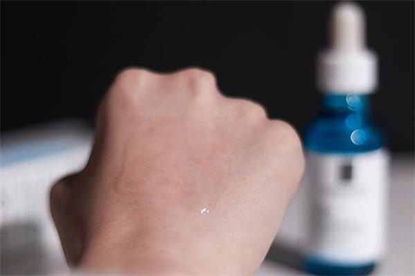 理肤泉b5精华液正确使用方法 理肤泉b5精华液怎么用 理肤泉b5精华液正确使用方法 理肤泉b5精华液怎么用