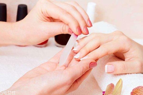 指甲容易断怎么保护 5招改善脆弱指甲 指甲容易断怎么保护 5招改善脆弱指甲