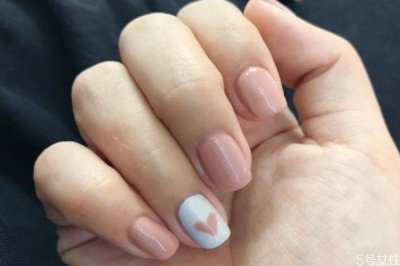 ​甲油胶用什么灯能照干 甲胶油沾皮肤上了怎么办