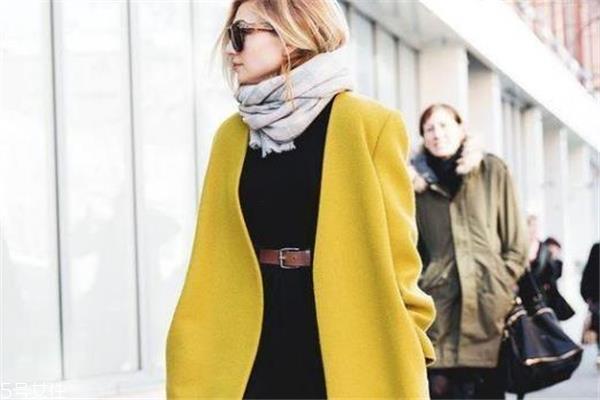 芥末黄是什么颜色 秋季时髦全靠它 芥末黄是什么颜色 秋季时髦全靠它