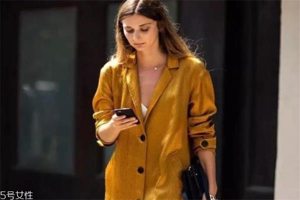 芥末黄是什么颜色 秋季时髦全靠它 芥末黄是什么颜色 秋季时髦全靠它