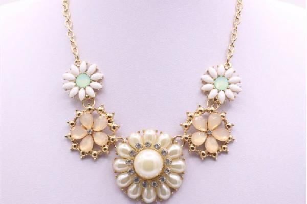 项链配吊坠好看还是不配吊坠好看 项链配什么吊坠好看 项链配吊坠好看还是不配吊坠好看 项链配什么吊坠好看