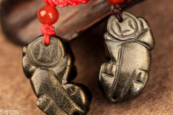 貔貅吊坠头朝上还是朝下 有很大讲究 貔貅吊坠头朝上还是朝下 有很大讲究
