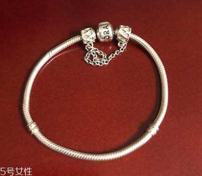 潘多拉蛇骨链多少钱 串起你的少女心 潘多拉蛇骨链多少钱 串起你的少女心