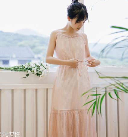 夏天穿什么颜色连衣裙好?夏天适合什么颜色连衣裙? 夏天穿什么颜色连衣裙好?夏天适合什么颜色连衣裙?