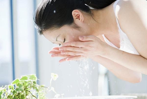 洗脸的正确方法步骤 洗脸的最佳时间是几分钟 洗脸的正确方法步骤 洗脸的最佳时间是几分钟