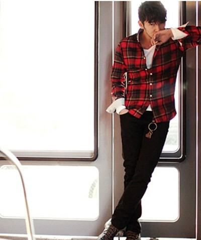 红色格子衫搭配,红色格子衬衫怎么搭配好看图4
