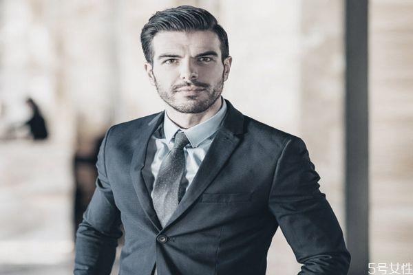 头发喷了定型水能过夜吗 定型水对头皮的伤害 头发喷了定型水能过夜吗 定型水对头皮的伤害