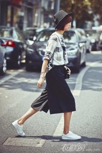 ​格子衬衫多种搭配都适合（掌握女式格子衬衫搭配）