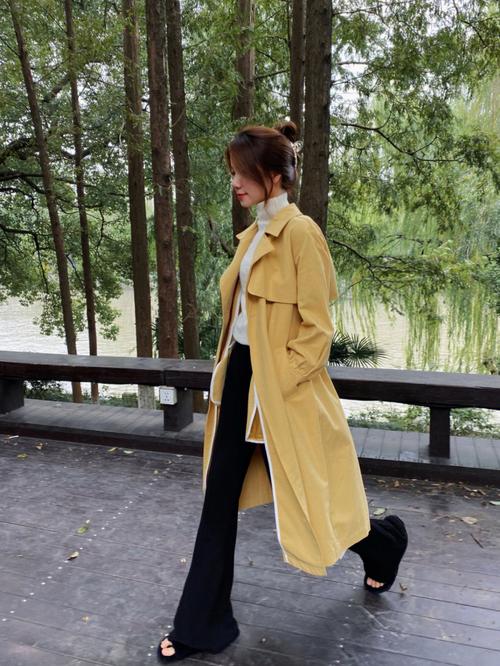 黄色风衣搭配技巧（黄色风衣怎么搭配才时尚好看）