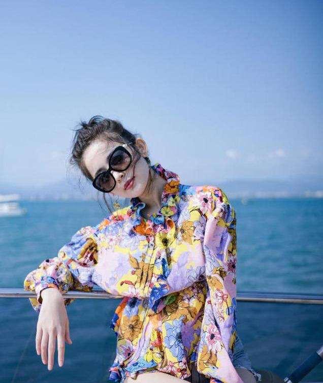 雪纺上衣的搭配(让你这个夏天时髦又吸睛)(1)