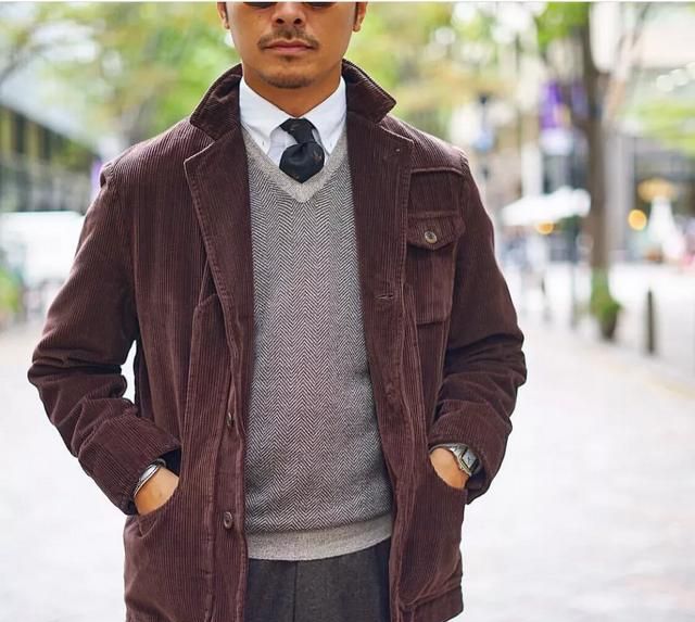 咖啡色搭配什么颜色,咖啡色裤子配什么颜色上衣?图6