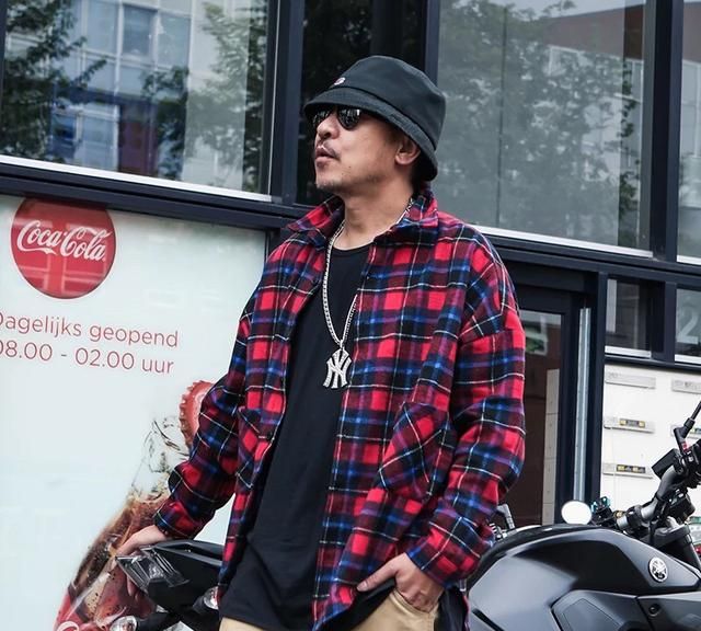 红色格子衫搭配，(男生)黑色的薄马甲，和大红色的格子衬衫搭配好看吗？图3