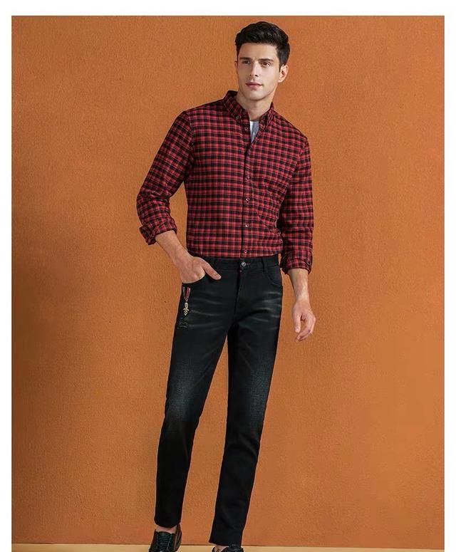 红色格子衫搭配，(男生)黑色的薄马甲，和大红色的格子衬衫搭配好看吗？图8