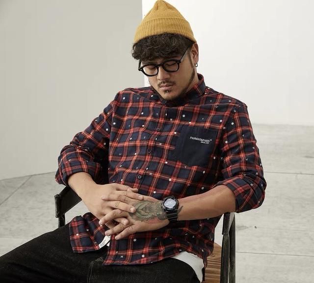 红色格子衫搭配，(男生)黑色的薄马甲，和大红色的格子衬衫搭配好看吗？图2