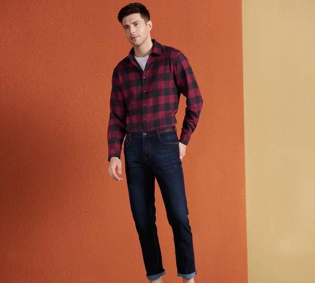 红色格子衫搭配，(男生)黑色的薄马甲，和大红色的格子衬衫搭配好看吗？图7