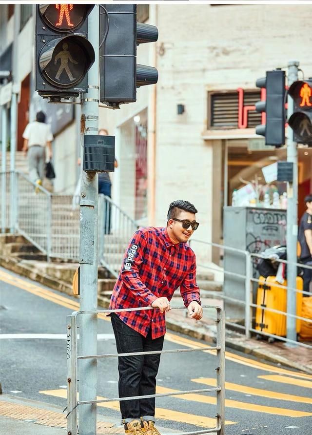 红色格子衫搭配，(男生)黑色的薄马甲，和大红色的格子衬衫搭配好看吗？图4