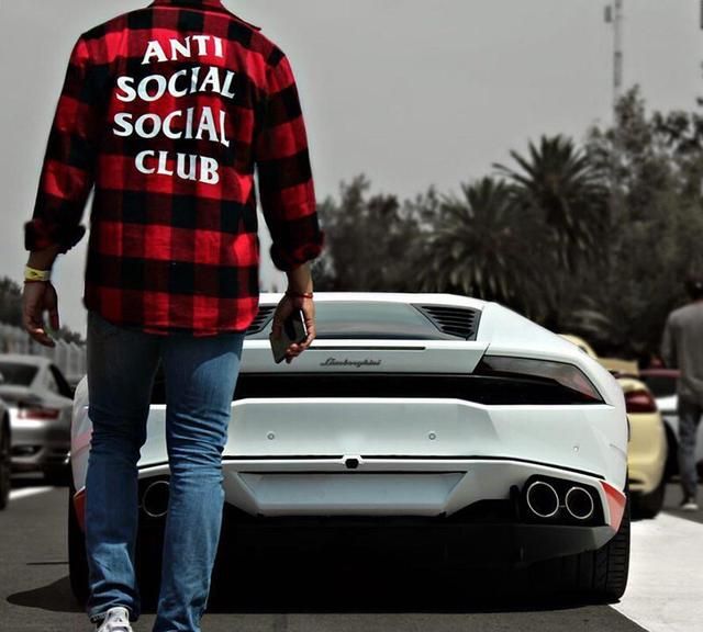 红色格子衫搭配，(男生)黑色的薄马甲，和大红色的格子衬衫搭配好看吗？图10